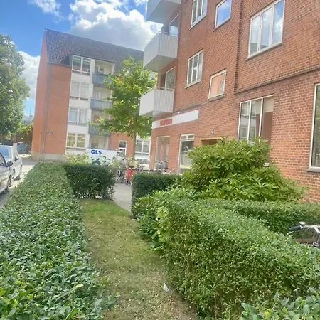 Lys Og Komfortabel Taet Pa Amager Metrostation *