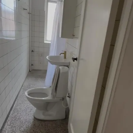 Lys Og Komfortabel Taet Pa Amager Metrostation كوبنهاجن